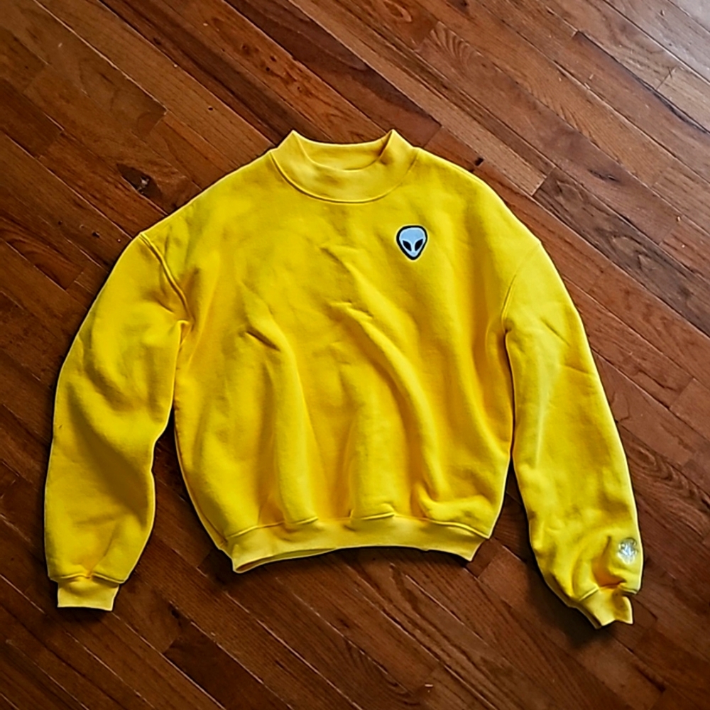 Yellow crew neck 👽 sweatshirt
